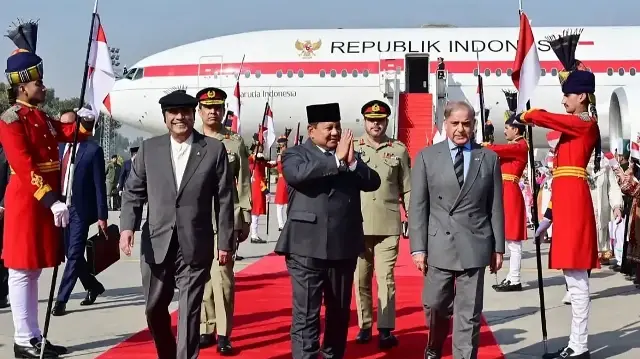 Le président indonésien Prabowo Subianto (au centre) marchant aux côtés de son homologue pakistanais Asif Ali Zardari (à gauche) et du Premier ministre Shehbaz Sharif à son arrivée à la base aérienne militaire Nur Khan à Rawalpindi, le 8 décembre 2025.
