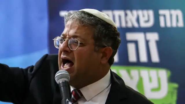 بن غفير ونواب حزبه يرتدون دبوس "مشنقة" دعماً لقانون إعدام الأسرى