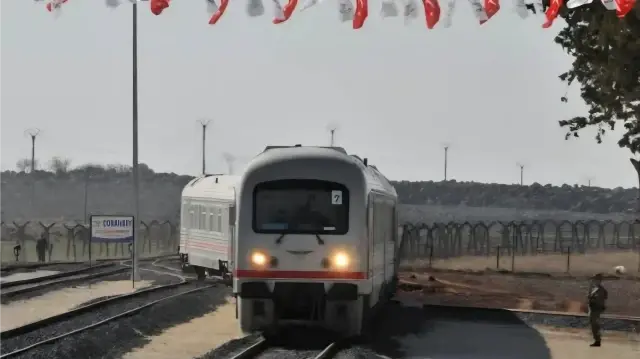 تركيا.. إعادة تشغيل سكة حديد محاذية للحدود مع سوريا أوائل 2026