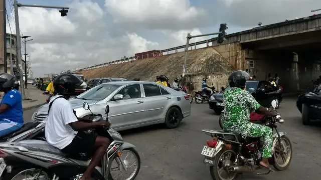Des automobilistes s'engagent à un carrefour à Cotonou à la suite de rumeurs faisant état d'un possible coup d'État dans le pays, le 7 décembre 2025.