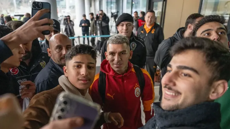 Galatasaray 4 eksikle Fransa'ya gitti