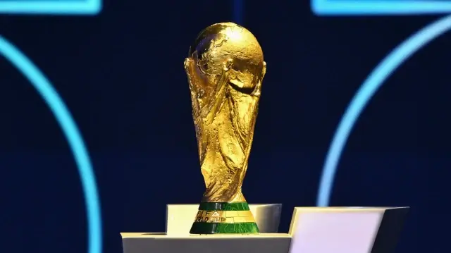 Le trophée de la Coupe du monde de la FIFA lors du tirage au sort de la Coupe du monde de football 2026, au Kennedy Center, à Washington, le 5 décembre 2025.