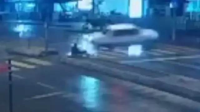 Edirne’de kontrolden çıkan otomobil refüjü aşıp karşı şeride geçti