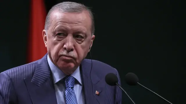 Le président turc Recep Tayyip Erdogan participe à une conférence de presse conjointe avec la chancelière allemande au complexe présidentiel d'Ankara, le 30 octobre 2025. 
