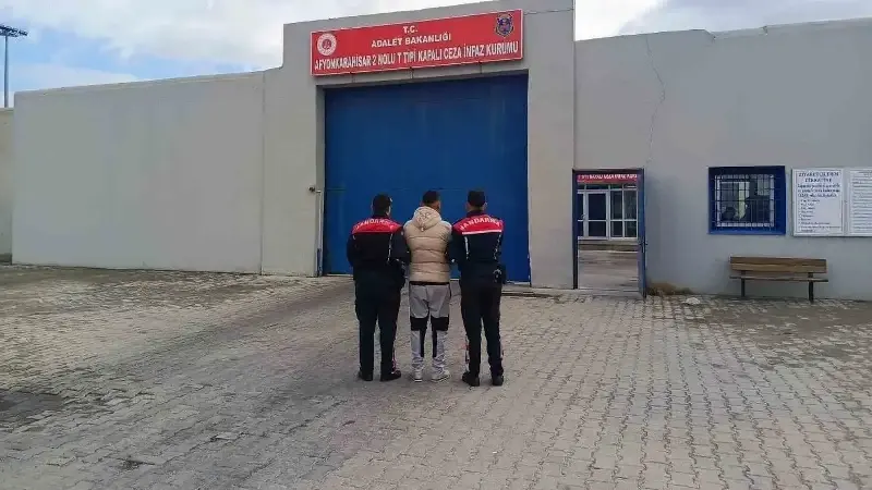 Yol kontrol ve devriye faaliyetlerinde çeşitli suçlardan aranan 42 şahıs yakalandı.