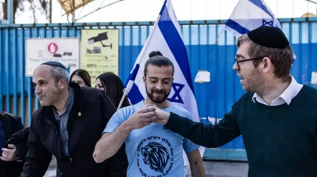 قوات الاحتلال تنزل العلم الأممي من مقر "الأونروا" بالقدس الشرقية وترفع علمها 