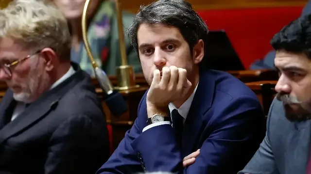 Le président du groupe parlementaire Les Démocrates, Marc Fesneau, le président du groupe parlementaire Ensemble pour la République, Gabriel Attal, et le député Ensemble pour la République, Guillaume Kasbarian, assistent à une séance de vote sur des amendements portant sur le projet de loi de financement de la sécurité sociale (PLFSS) pour 2026 à l'Assemblée nationale, la chambre basse du Parlement français, à Paris, le 5 décembre 2025.