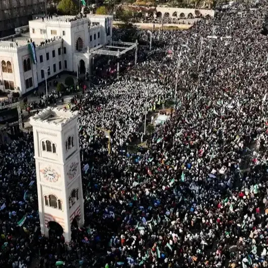 سوريا تُحيي الذكرى الأولى لسقوط بشار الأسد… خمسة عقود من القمع تنتهي وبلاد تبحث عن طريق جديد
