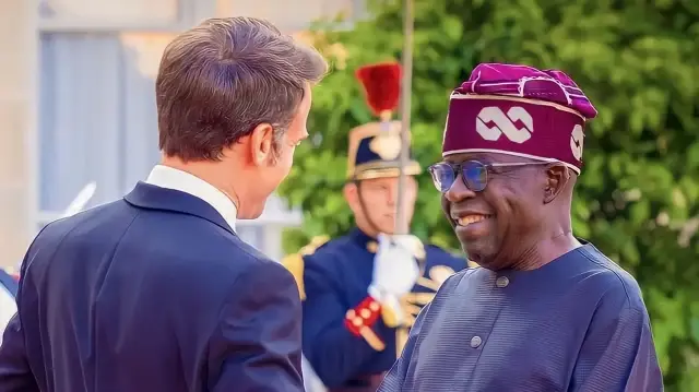 Le Président français Emmanuel Macron et son homologue nigérian Bola Tinubu.