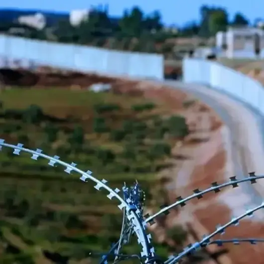 بكلفة 1.7 مليار دولار.. الاحتلال الإسرائيلي يبدأ بناء جدار ​​على الحدود مع الأردن 