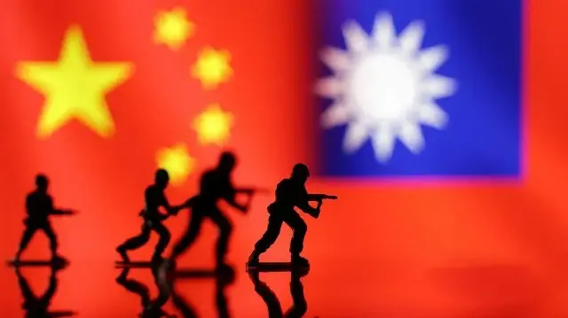 Пекин требует осторожности от Вашингтона и обещает защищать свой суверенитет.