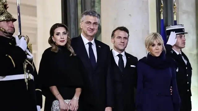 Le président français Emmanuel Macron (2e à droite) et son épouse Brigitte Macron (à droite) accueillent le Premier ministre croate Andrej Plenkovic (2e à gauche) et son épouse Ana Maslac Plenkovic alors qu'ils posent à leur arrivée à l'Élysée, à Paris, le 8 décembre 2025, avant un dîner.