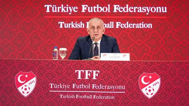 Le président de la Fédération turque de football (TFF), Ibrahim Ethem Haciosmanoglu, lors d'une conférence de presse au centre Hasan Doğan, à Istanbul, Türkiye.