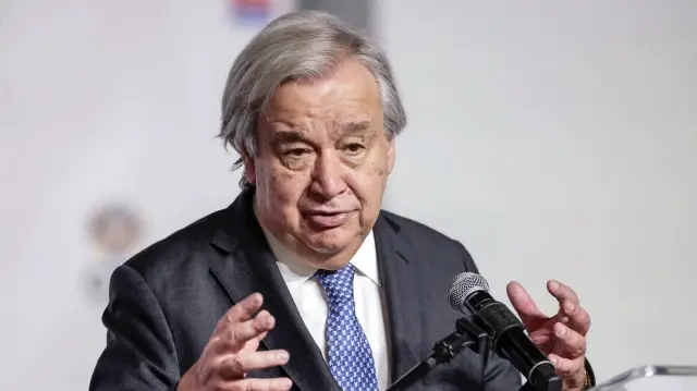 Le secrétaire général des Nations unies, Antonio Guterres, s'exprime lors d'une conférence de presse au Nasrec Expo Centre de Johannesburg, le 21 novembre 2025, à la veille du sommet des dirigeants du G20. 