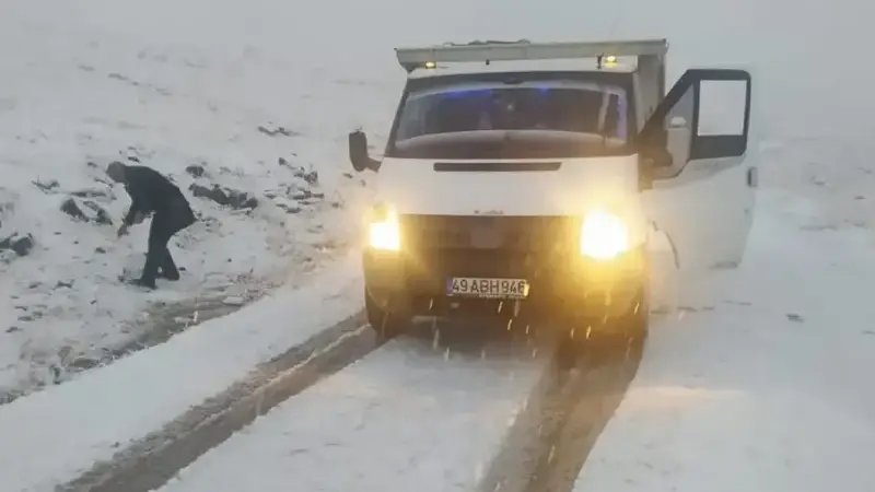 Muş'ta yoğun kar Hasköy-Mutki yolunu ulaşıma kapattı: Sürücülere 'yola çıkmayın' uyarısı