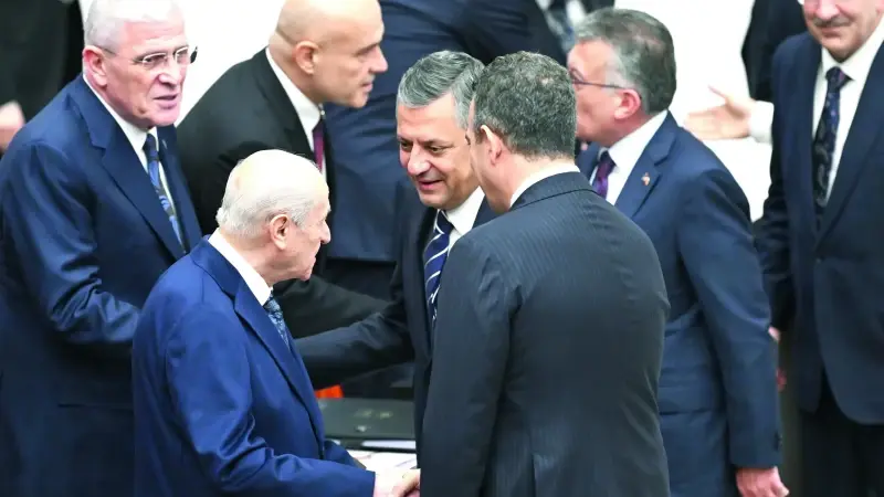 MHP Genel Başkanı Devlet Bahçeli ile CHP Genel Başkanı Özgür Özel bütçe görüşmeleri sırasında selamlaştı.