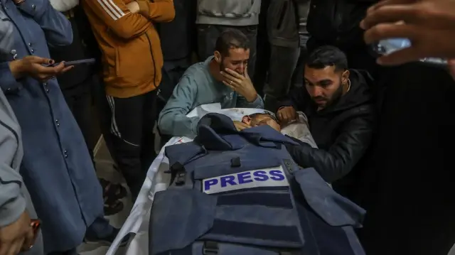 غزہ میں ایک صحافی کی ہلاکت پر اس کے ساتھی غم سے نڈھال ہیں۔ (فائل فوٹو)