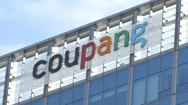 Le logo du service de livraison en ligne sud-coréen Coupang, sur un bâtiment abritant le siège social de l'entreprise à Séoul, le 9 décembre 2025.