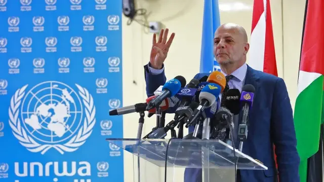 Le directeur de l'UNRWA au Liban, Claudio Cordone, s'exprime lors d'une conférence de presse à l'école Haifa, gérée par l'UNRWA dans la banlieue sud pauvre de Beyrouth, le 3 septembre 2018.