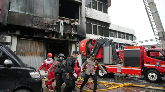 Un incendie dans un bâtiment de sept étages à Jakarta a fait au moins 18 morts mardi, les autorités poursuivent les opérations de recherche.