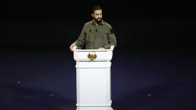 Le président syrien Ahmed al-Sharaa prononce un discours lors d'une cérémonie au Centre des congrès alors que les Syriens célèbrent le premier anniversaire de la chute du régime Assad, dans la capitale syrienne Damas, le 8 décembre 2025.