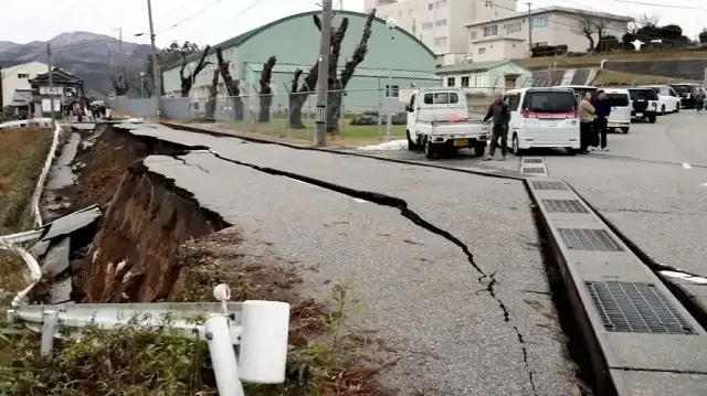 Un séisme de magnitude 7,5 a frappé le nord-est du Japon dans la nuit de lundi, provoquant des vagues de tsunami et des centaines d’évacuations le long de la côte pacifique.
