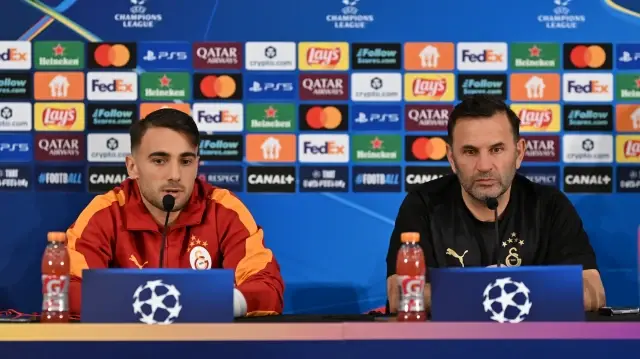 L'entraîneur de Galatasaray Okan Buruk (à droite) et le joueur Yunus Akgün (à gauche) lors de la conférence de presse organisée au stade Louis II, à Monaco, le 8 décembre 2025.