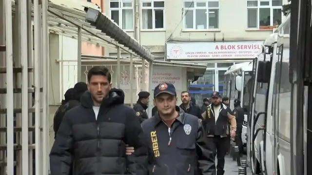 Des joueurs arrêtés par les autorités conduits en détention provisoire à Istanbul, le 9 décembre 2025.