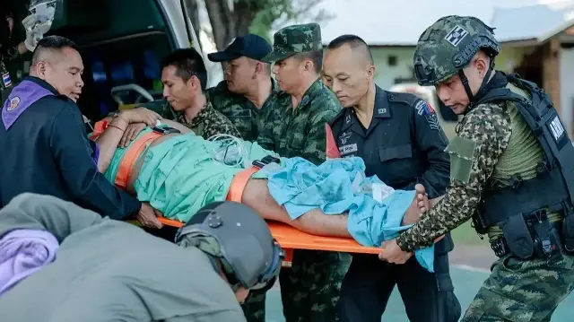 Un soldat thaïlandais a été tué et plusieurs autres ont été blessés lors de nouveaux affrontements à la frontière avec le Cambodge, a déclaré l'armée thaïlandaise le 8 décembre 2025, les deux parties se rejetant la responsabilité de la dernière flambée de violence le long de leur frontière.