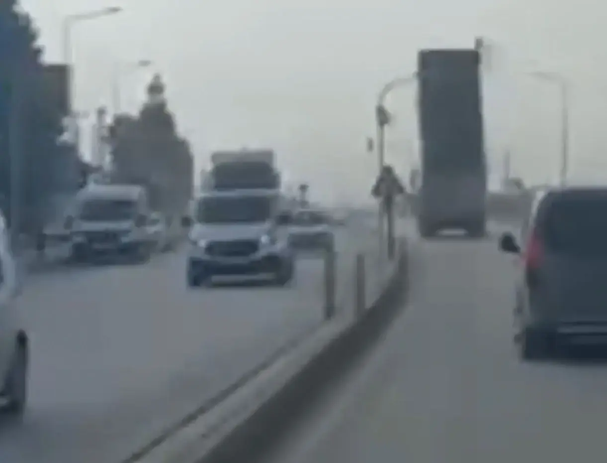 Kamyonun açık kalan damperi trafik lambasına çarptı