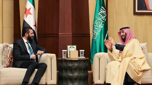 Cette photo fournie par le service de presse du gouvernement de transition syrien montre le prince héritier d'Arabie saoudite Mohammed ben Salman (à droite) lors de sa rencontre avec le président intérimaire syrien Ahmed al-Sharaa, à Riyad, le 2 février 2025. 