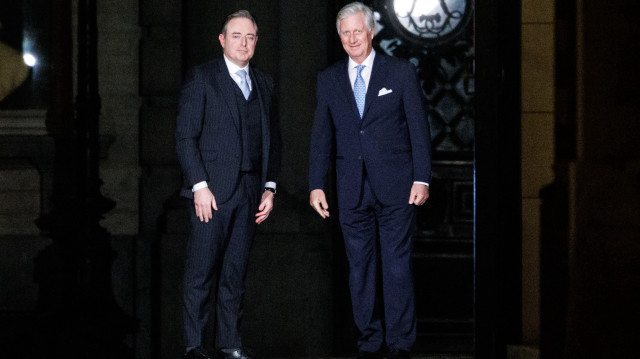Le président de la N-VA, Bart De Wever, et le roi Philippe de Belgique posent avant une réunion pour discuter des négociations en vue de la formation d'un gouvernement fédéral au Palais royal de Bruxelles le 31 janvier 2025. Le Roi a nommé De Wever pour former un gouvernement à la suite des élections fédérales du 9 juin. Les négociateurs des cinq partis qui composent la coalition Arizona - la N-VA, le MR, Engages, Vooruit et le CD&V - sont parvenus à un accord de gouvernement dans la soirée.