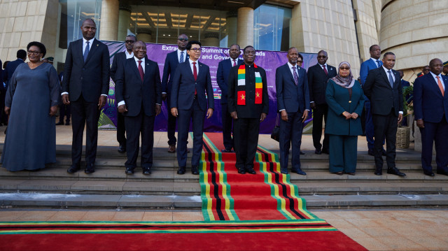 (De gauche à droite) Le président du Mozambique Daniel Chapo, le président de l'Afrique du Sud Cyril Ramaphosa, le président de Madagascar Andry Rajoelina, le président du Zimbabwe et président de la SADC Emmerson Mnangagwa, le secrétaire exécutif de la SADC Elias Magosi, la présidente de la Tanzanie Samia Suluhu Hassan, Le président du Botswana, Duma Gideon Boko, et le premier ministre du Lesotho, Sam Matekane, parmi d'autres chefs d'État et hauts fonctionnaires, posent pour une photo avant le sommet extraordinaire de la Communauté de développement de l'Afrique australe (SADC), qui s'est tenu à Harare le 31 janvier 2025. La Communauté de développement de l'Afrique australe (SADC) a tenu des discussions de crise le 31 janvier 2025 sur l'escalade du conflit dans l'est de la République démocratique du Congo, appelant à une réponse collective à la menace qui pèse sur la sécurité régionale.