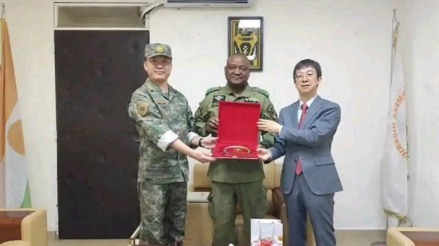 Jiang Feng, Ambassadeur de Chine au Niger, a rencontré le Gal de Brigade Moussa Salaou Barmou, Chef d'état-major des Armées du Niger et présenté le Chef d'état-major le Colonel-Supérieur Chen Xuming, Attaché de Défense de Chine nouvellement nommé au Niger