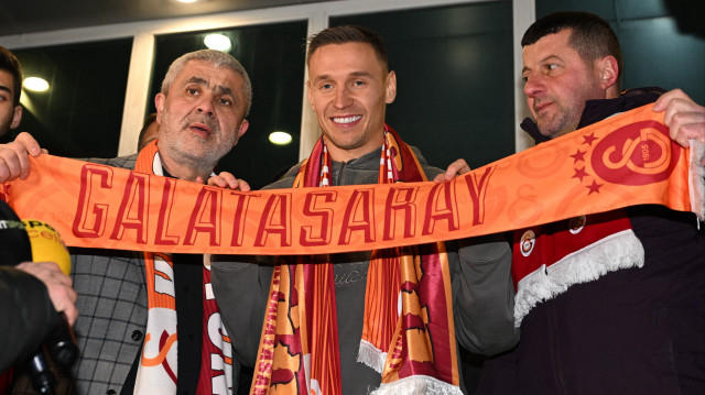 Polonyalı futbolcu Przemyslaw Frankowski, Galatasaray atkısıyla poz verdi.