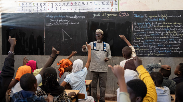 Un professeur d'anglais montre du doigt un élève après lui avoir posé une question lors d'un cours d'anglais à l'école primaire Alassane Ndiaye Allou de Dakar, le 30 janvier 2025. 