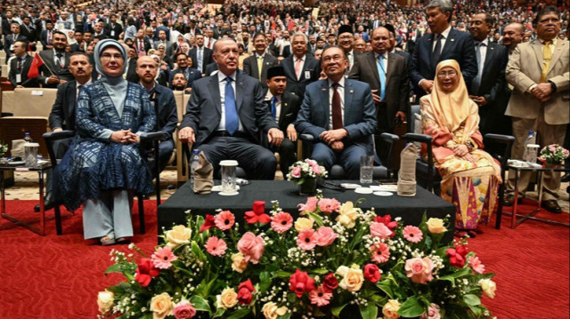 Le Premier ministre malaisien, Anwar Ibrahim (D) et le Président turc, Recep Tayyip Erdogan (G) au Centre de convention international de Putrajaya en Malaisie, le 10 février 2025.
