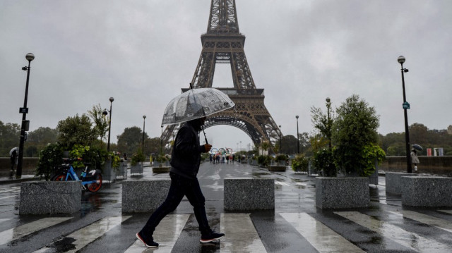 Le taux de chômage en France est attendu en hausse cette année: l'Insee le voit à 7,6% mi-2025, la Banque de France "entre 7,5% et 8% en 2025-2026" et l'Observatoire français des conjonctures économiques (OFCE), aux alentours de 8% pour la fin 2025.
