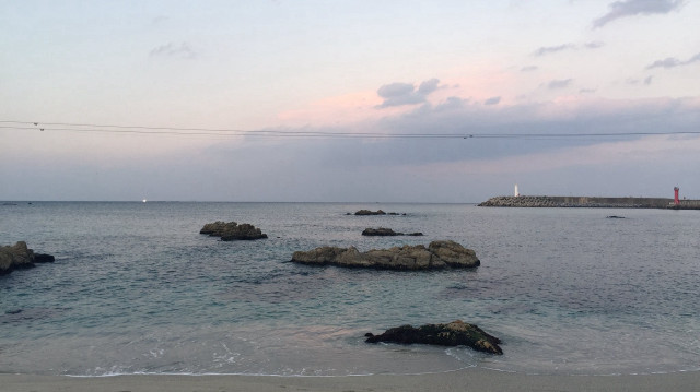 Un chalutier sombre au large de Yeosu en Corée du Sud, cinq marins toujours portés disparus.