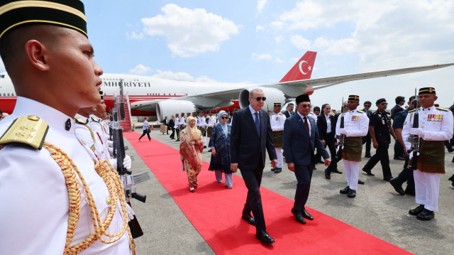 Le Président turc, Recep Tayyip Erdogan (G) est accueilli par le Premier ministre malaisien Anwar Ibrahim (D) à l'aéroport lors de son arrivée à Kuala Lumpur, en Malaisie, le 10 février 2025.