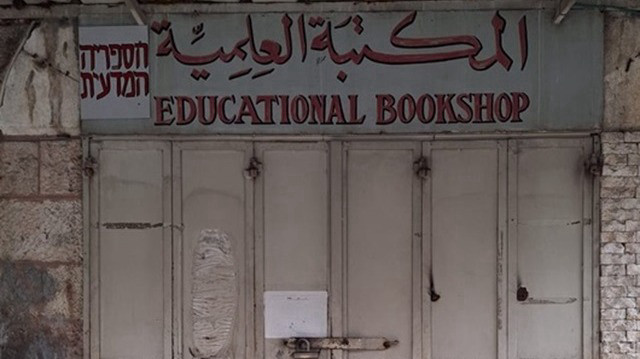 La police israélienne a perquisitionné deux librairies palestiniennes à Jérusalem-Est occupée, confisquant des livres et arrêtant leurs propriétaires pour "trouble à l'ordre public", le 10 février 2025.