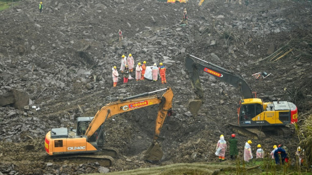 Des sauveteurs travaillent sur le site d'un glissement de terrain dans le village de Jinping, dans la ville de Yibin, dans la province chinoise du Sichuan (sud-ouest), le 9 février 2025.