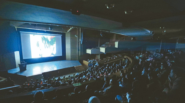 2024’te çekilen film, Hafız Esed ve Beşşar Esed dönemlerinde halka uygulanan zulmü ve baskıyı anlatıyor.