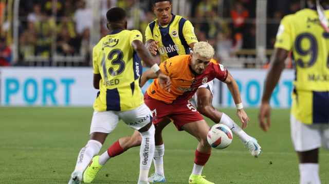 Ligin ilk yarısında oynanan Fenerbahçe-Galatasaray maçından bir kare.
