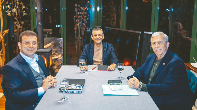 Üçlü zirveye Yavaş ev sahipliği yaptı. Yavaş, Özel ve İmamoğlu’nu Ankara’nın merkezinde Kızılay Ataç-2 Sokak’taki eski belediye başkanlığı konutunda ağırladı.