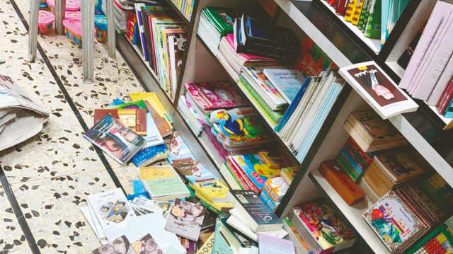 Kitabevinin altını üstüne getiren polis, 10’u dışında topladığı kitapları iade etti.