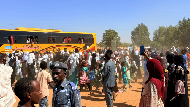 Des personnes déplacées par la guerre en cours au Soudan retournent à Wad Madani dans l'état de Jazira, le 6 février 2025, après que la ville ait été reprise par l'armée soudanaise aux paramilitaires des Forces de soutien rapide (RSF).