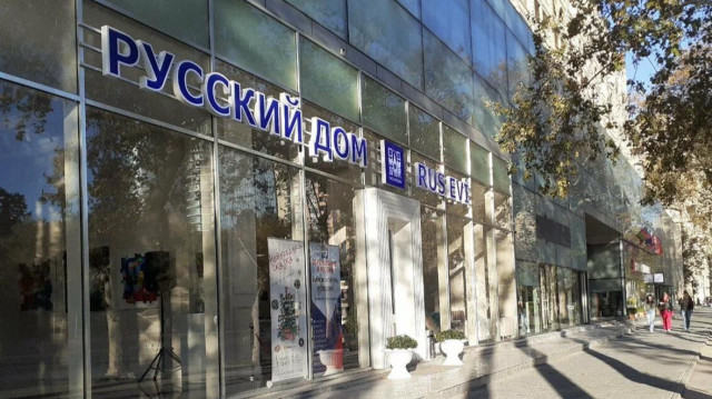 Закрытие "Русского дома": Реакция двух сторон.