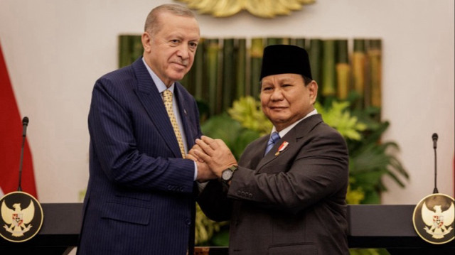 Le Président turc, Recep Tayyip Erdogan (G) et le Président indonésien, Prabowo Subianto se serrent la main après leur réunion bilatérale au palais présidentiel de Bogor, en Indonésie, le 12 février 2025.