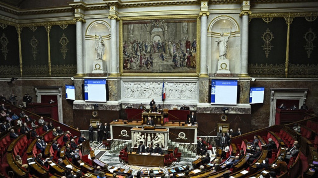 La mesure suscite une vive opposition de la part des magistrats et des éducateurs qui estiment qu'elle remet en cause le principe fondamental de l'éducabilité des jeunes délinquants. 
